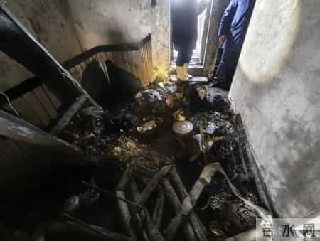 离家未断电酿火灾，石景山一阁楼内夫妻被困，所幸被救出