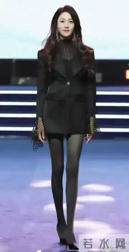 评委比模特都要漂亮，身材简直是天花板，身材高挑，气质优雅迷人