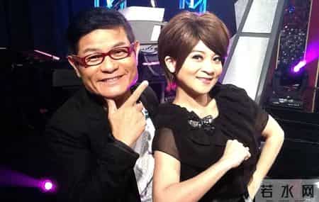 他娶了小24岁妻子，婚后生一儿一女，妻子一夸他帅就会飘