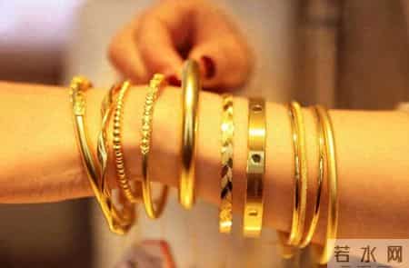 金价又爆了！多家品牌金饰克价逼近1500元，金店店员：一条项链一夜之间涨了近2万