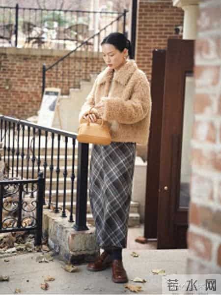 今年火了一种穿搭叫“皮草配半裙”，洋气减龄又显瘦，谁穿谁好看