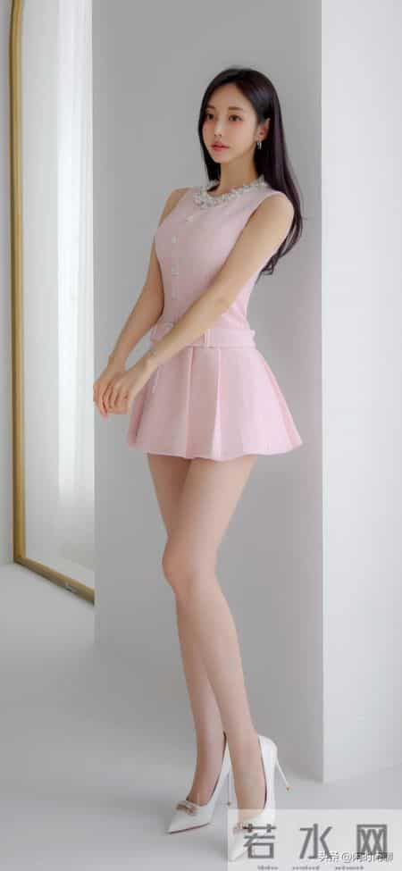 粉色粗花呢无袖连衣裙，珍珠镶边衣领，收腰百褶摆。