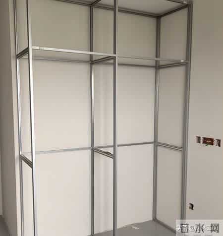 我家砌墙金属衣柜塌了！结果看到网友们的新做法，赶紧砸了重新装