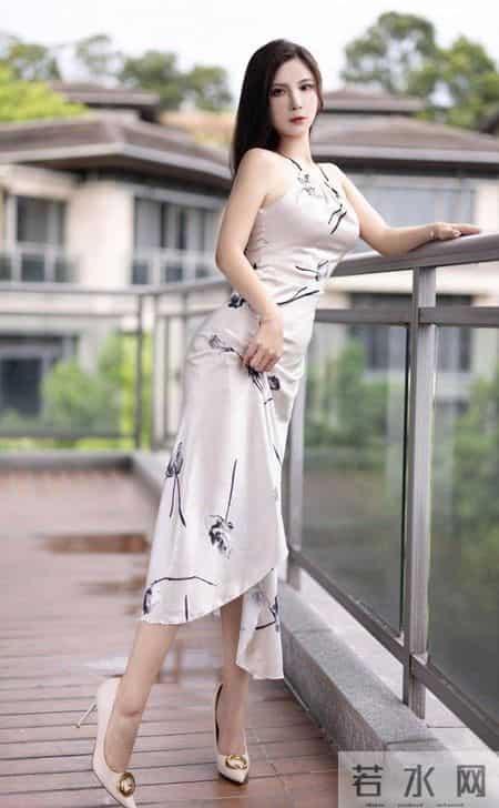 美女穿素雅大气的白色挂脖连衣裙配细跟高跟鞋优雅大方又时尚迷人