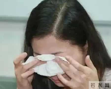 63岁母亲帮女儿带娃，5个月后腹部隆起，女儿看完监控后崩溃