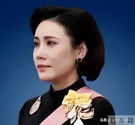 诗妮娜贵妃印度之行结束，4天换了5套造型，41岁生日复出试水成功