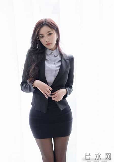 美女穿黑色的西装套裙内搭淡蓝色衬衫经典利落,简约耐看