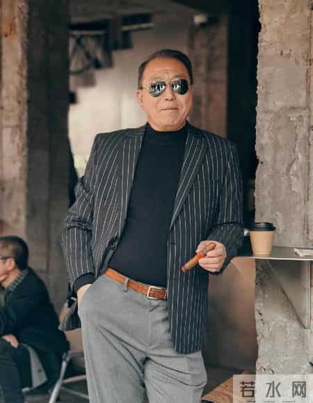 男人老了：可以不穿花衬衫、卫衣，但这3件“上衣”不能少！