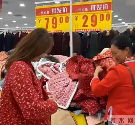 等我老了不穿冲锋衣和小香风，学法国奶奶穿三件基础款，真好看又显气质