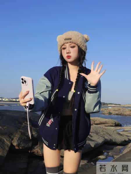 棒球服+短裙在海边把“甜酷松弛感”焊死了
