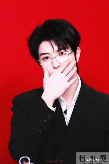 邱鼎杰直播白衬衫配金丝眼镜霸总范十足！衬衣褶皱多成槽点！