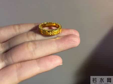 手上这枚8克金戒指，居然比别人20克的还抢眼