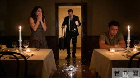 出差老公突然回家，撞见我和男闺蜜吃烛光晚餐，钻戒被他摔碎