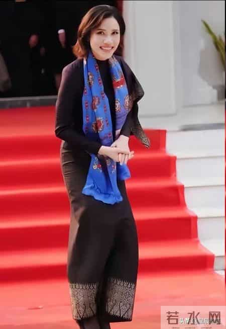 贵妃最后1站！印度小学做功德，戴爱马仕上万披肩 心情沉重不开心