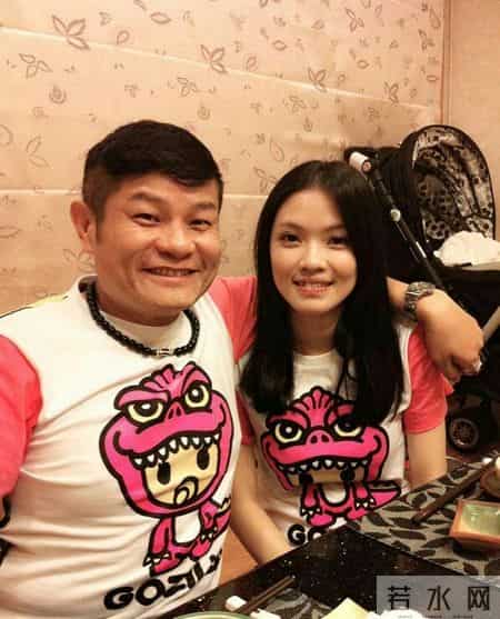 他娶了小24岁妻子，婚后生一儿一女，妻子一夸他帅就会飘