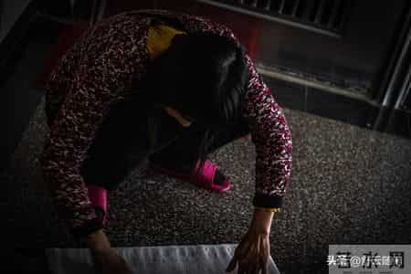 住闺女家2个月，闺女加班没回，女婿红着眼眶说：妈，和你说个事