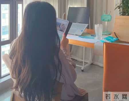 32岁已婚，我发现了一个奇怪的现象：现在穿高领毛衣的人越来越少了，穿半高领毛衣的人却越来越多了。