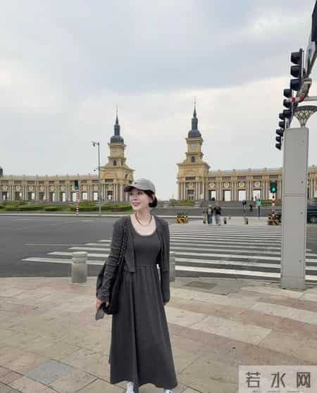 年纪越大越要打扮!看这位53岁姐姐穿衣温柔时髦,减龄10岁都不止