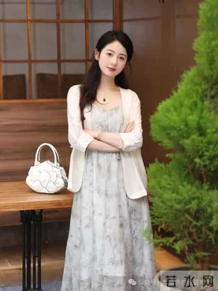 春夏通勤这么穿！竹叶印花裙配麻西装雅致不呆板