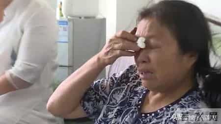 六旬母亲睡楼道一天一夜，大女儿视若无睹，她是家庭版的武则天