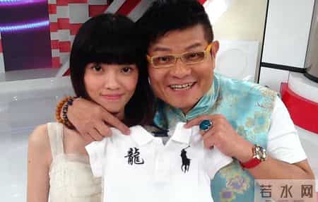 他娶了小24岁妻子，婚后生一儿一女，妻子一夸他帅就会飘