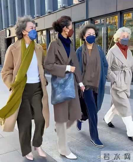 为什么不建议中年女人：戴丝巾、露脚踝？看完这几组对比你就懂了