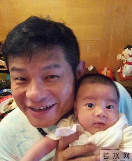 他娶了小24岁妻子，婚后生一儿一女，妻子一夸他帅就会飘