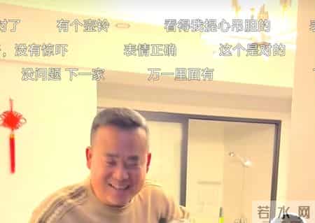 女子异地分居13年，带娃突袭丈夫住处，开门瞬间网友炸锅：不对劲