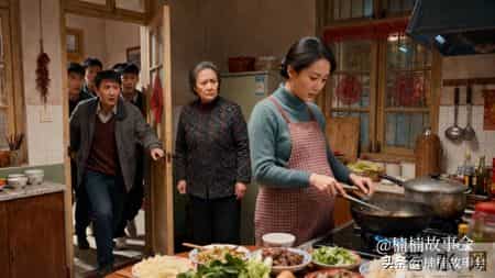除夕饭，婆婆逼怀孕8个月的我下厨，15分钟后老公带着4个哥哥赶来