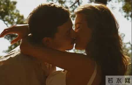 从心理学上看，任何男人和女人，异性之间只要接触的久了，就一定会产生感情。所以要和朋友的伴侣主动保持距离，这是人成熟的标志。