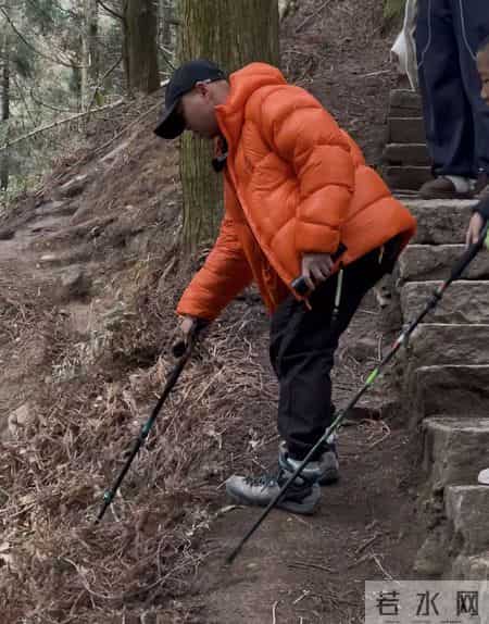 称在衡山丢失金牌的游客已回广西，有网友调侃“捡了也不还”，律师：拾获不还可能涉罪
