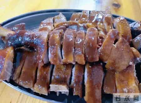 广东恩平，一家开在田野的大排档，每天满座，食客开300公里车来吃，碌鹅不预订吃不到