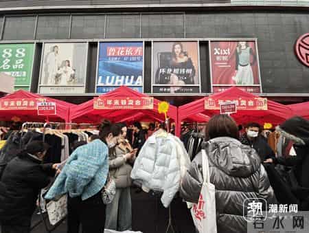 羽绒服低至百元，杭州环北丝绸服装城年末扫货太香