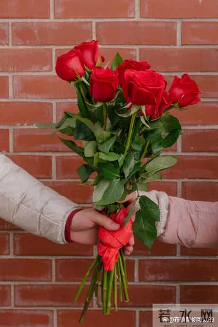 女人想让你“得手”，最明显的信号，不是主动靠近，而是默许你做这“一件事”