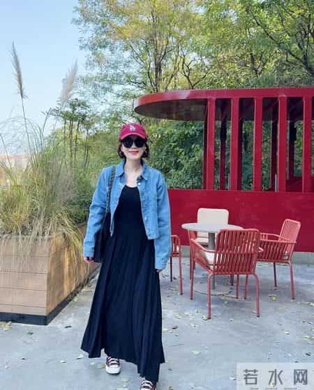 年纪越大越要打扮!看这位53岁姐姐穿衣温柔时髦,减龄10岁都不止