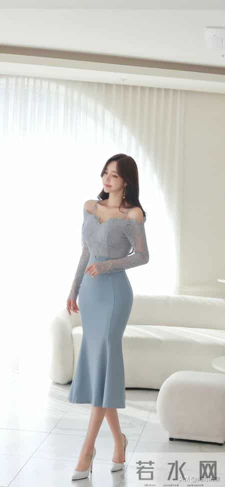 V领露肩，蕾丝缀浅蓝裙身，优雅清新。