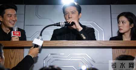 我爸让我去见相亲对象,我故意穿着保安服去,结果对方开着法拉利,笑着对我说:爸没告诉你今天是你家的分公司开业吗?