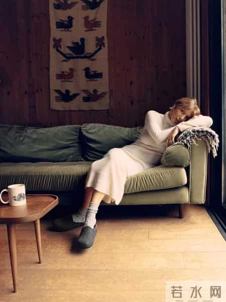 “阔腿裤+勃肯鞋”竟是冬天最流行组合，松弛又减龄