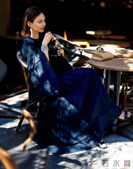 藏蓝色，为什么越来越多人把它当“新经典”