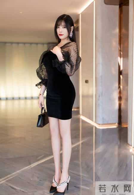 黑色丝绒连衣裙，自带高级显瘦的效果，让你韵味十足