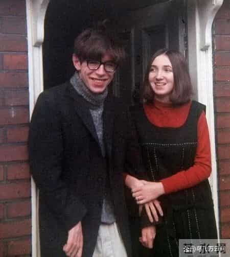 48张老照片看奇闻奇事，爱因斯坦合影卓别林，沙漠中的绿洲，在建中的埃菲尔铁塔