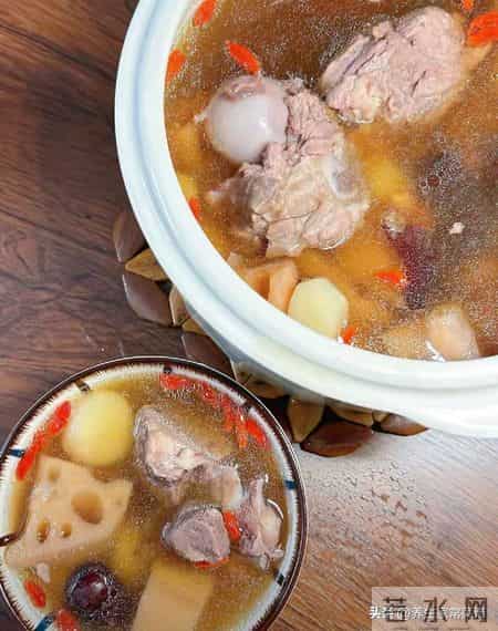 气血不足百病生！医生：少吃红枣花生，多喝3汤，气血双补显年轻