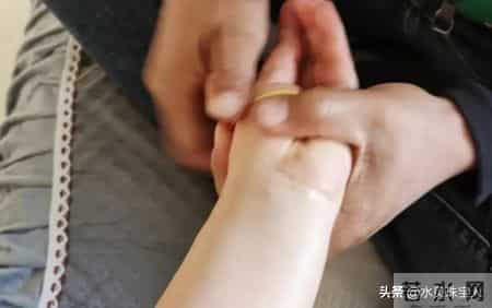 不懂就问!这有什么解决的办法?手撞了一下衣柜,金手镯就这样了