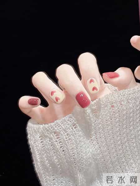 “梅裸色打底，爱心涂鸦是写给指尖的情书”