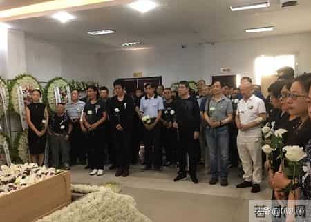 结婚23年她的内衣都是丈夫洗，在丈夫入狱后，她为夫还债三千万