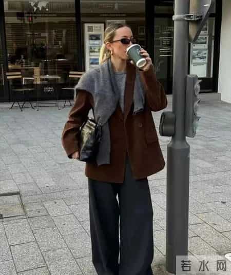 今年流行灰+棕，穿出高级的时髦感