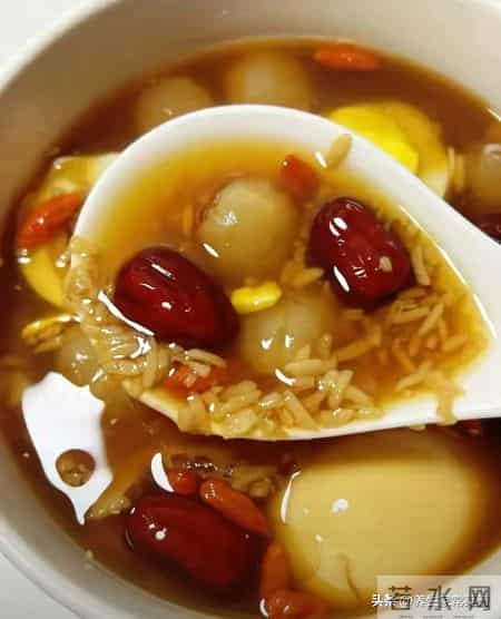 气血不足百病生！医生：少吃红枣花生，多喝3汤，气血双补显年轻