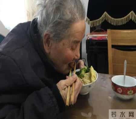 母亲退休后住我家,20年没掏一分钱,去世留下信封,我才幡然醒悟