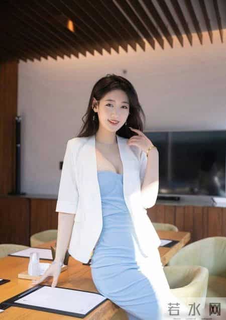 这个春天就要这么穿，淡蓝色的西装裙外搭白色西装外套优雅有范