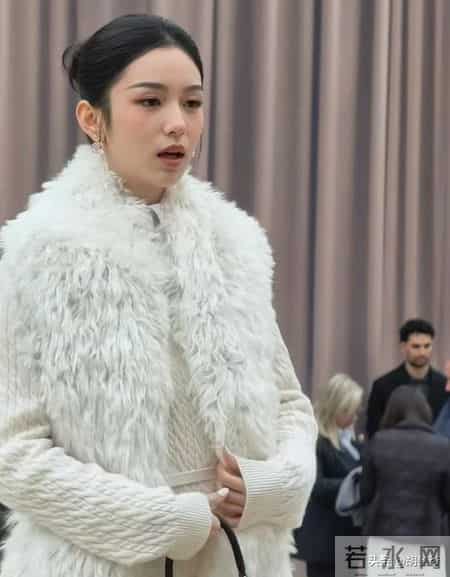 巴黎明星见光死！刘嘉玲发际线秃，周也脸肿，温碧霞一身红好辣眼